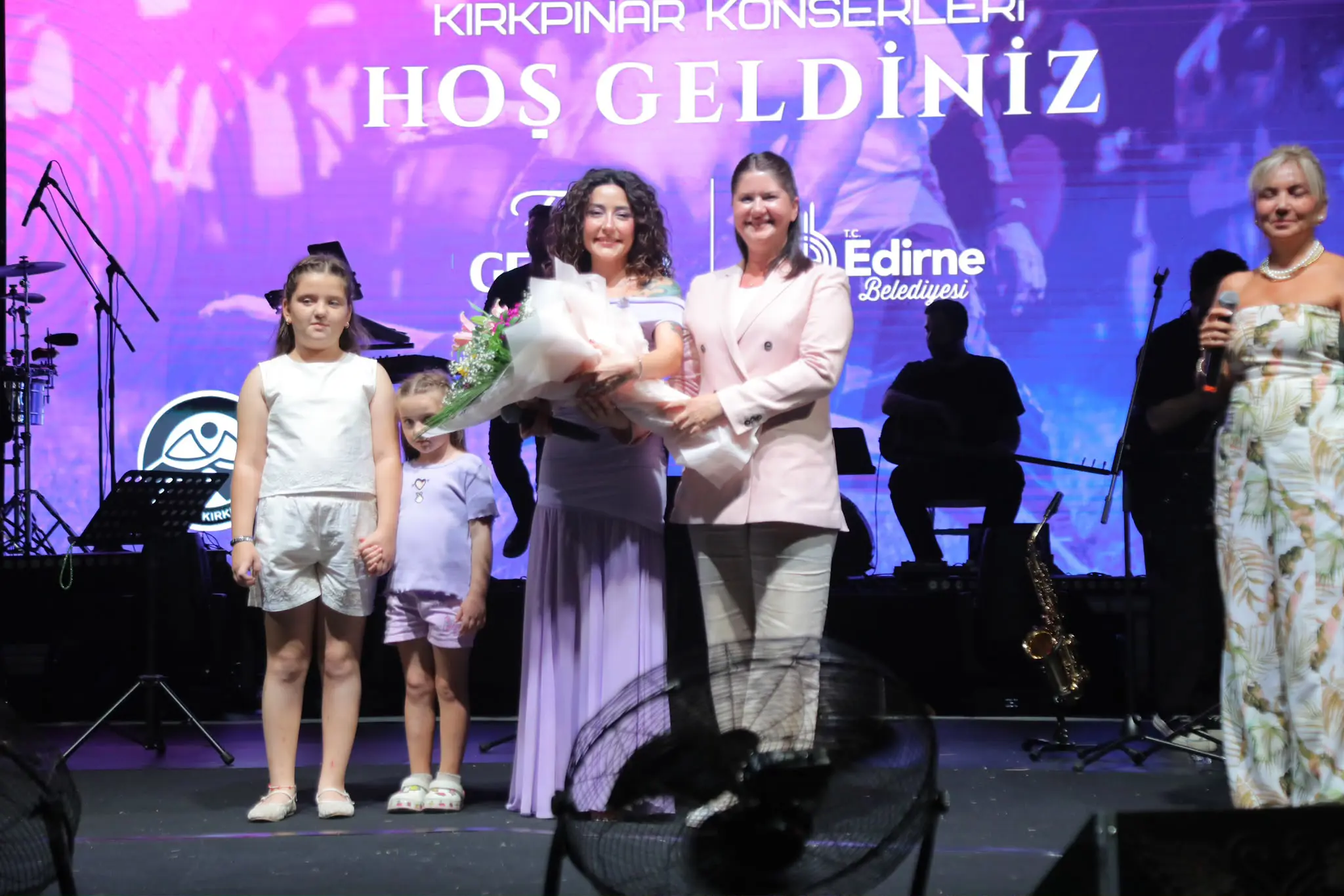  ER MEYDANI’NDA MÜZİK ZİYAFETİ: MELEK MOSSO ŞARKILARINI EDİRNE İÇİN SÖYLEDİ